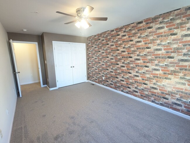 Building Photo - Beautiful 3 level townhouse in the new Jef...