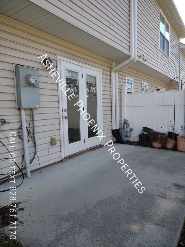 Building Photo - 64 Amersham Ln