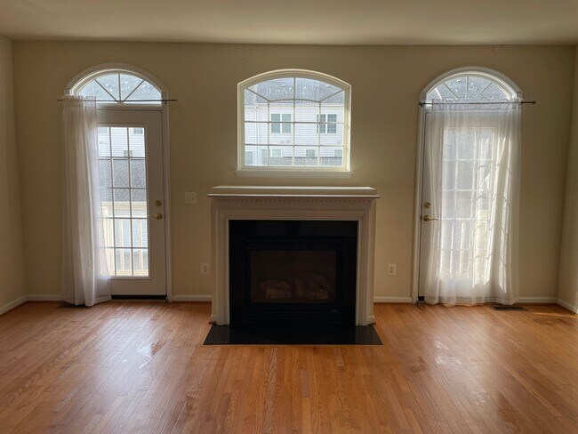 Building Photo - Stunning Light-Filled 3 Bed 2/2 Bath Townhome In Sought After Brambleton