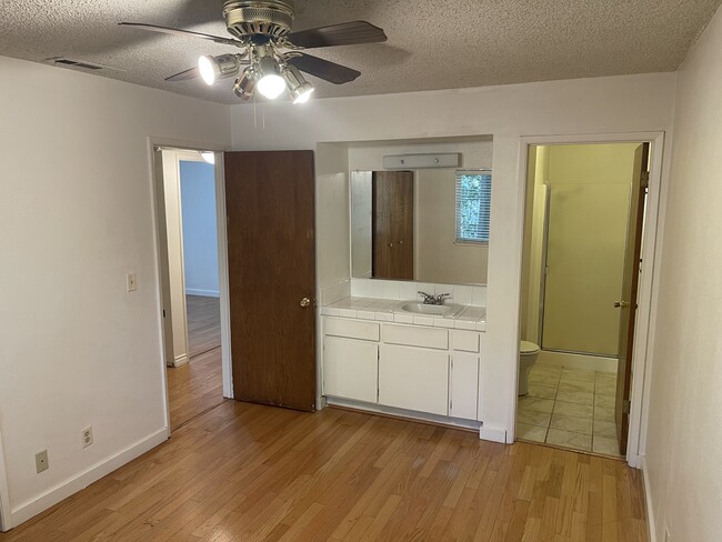 Building Photo - 1412 N Cherry St