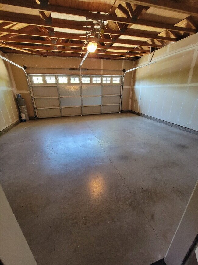 Building Photo - Modern 3-Bedroom, 2-Bathroom Home with Ope...