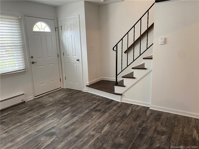 Building Photo - 22 E Hills Dr