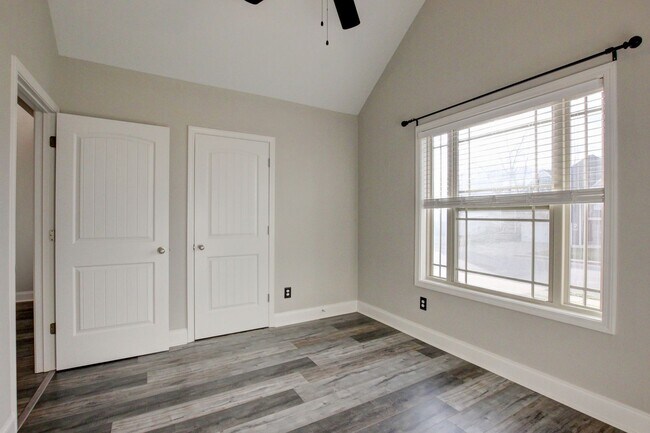 Building Photo - Sharp 3bed 2 ba.  upgrades throughout.