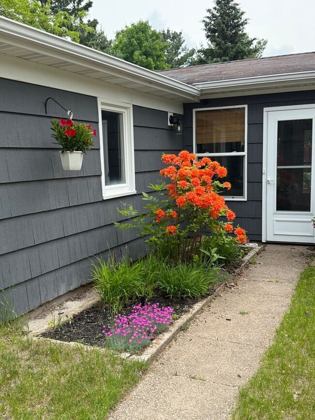 Building Photo - 3 Bed 1.5 Bath Single Family Home in Scholfield