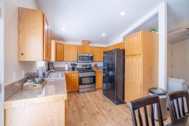 Building Photo - 1550 Carousel Ct
