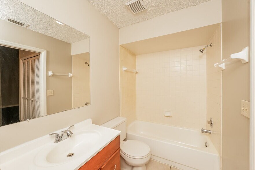 Building Photo - 1455 Thornbank Ln