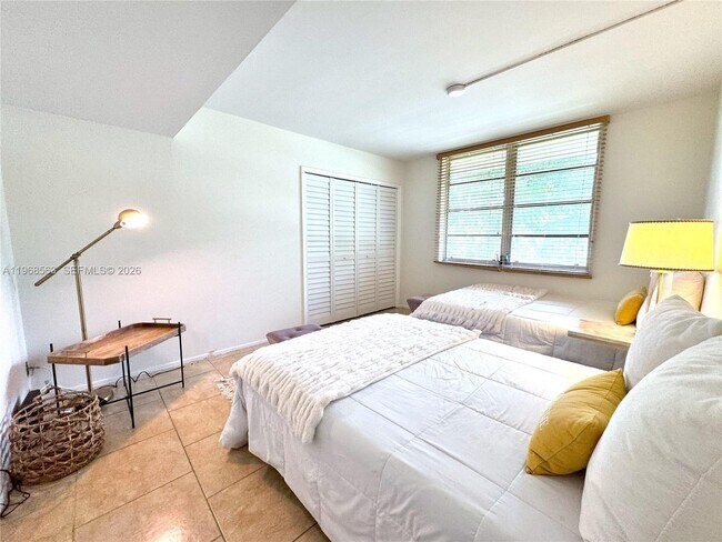 Building Photo - 901 W Cypress Ln