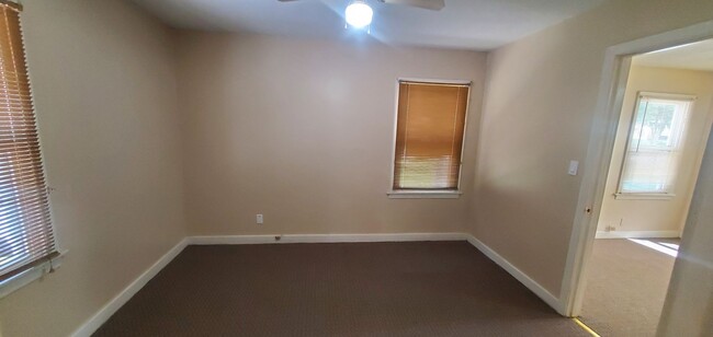 Building Photo - Garfield/6th Duplex