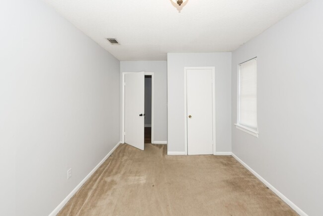 Building Photo - 2 Bedroom 1 Bath Condo in Rivers Point Row...