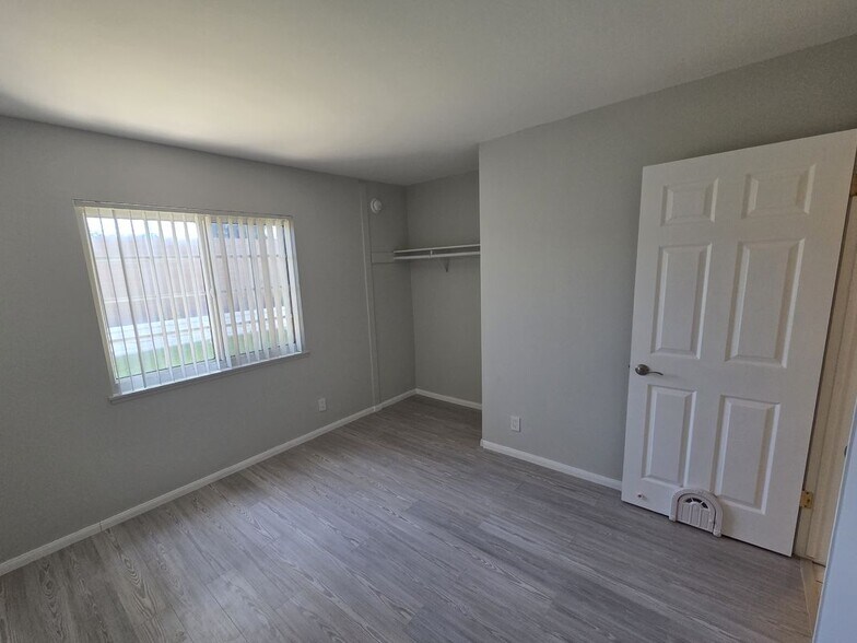 Building Photo - 14232 Matisse Ave