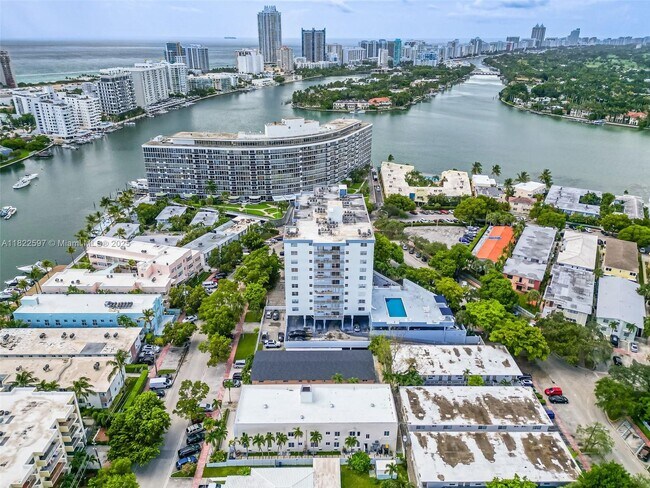 Building Photo - 6900 Bay Dr