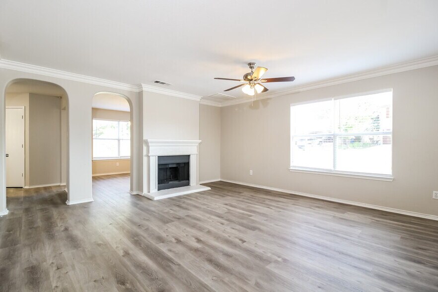 Building Photo - 501 Longshore Dr