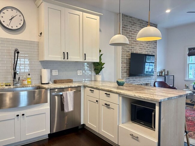 Building Photo - Available July 9th. FULLY FURNISHED 3 BR i...