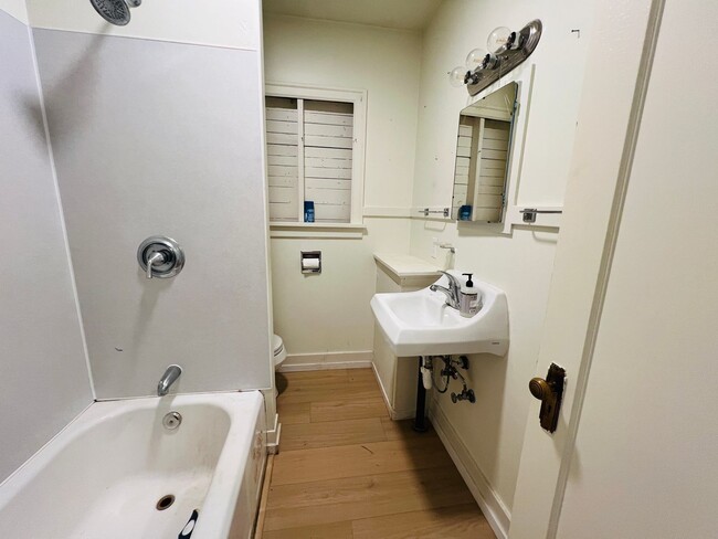 Building Photo - Cute 2 bedroom, 1 bath in Mount Vernon clo...