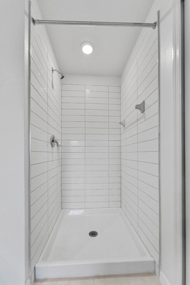 Building Photo - Absolutely stunning 3 BR /2.5 Bath / 2 Car Garage + LOFT townhome in ultra-modern and green-focus...