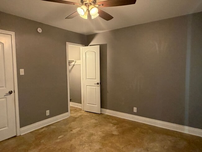 Building Photo - Fully Renovated 1-Bedroom Apartment in Alamo Heights ISD