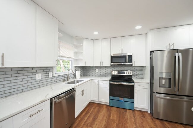 Building Photo - 9900 Kingsbridge Dr