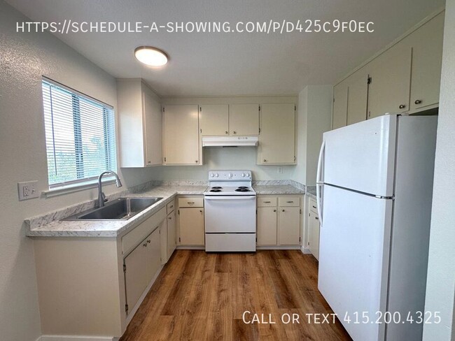 Building Photo - 102 E Bernal Dr