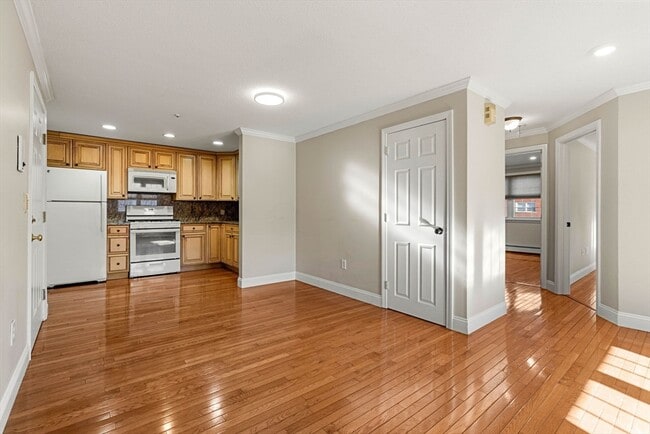 Building Photo - 305 Pine St