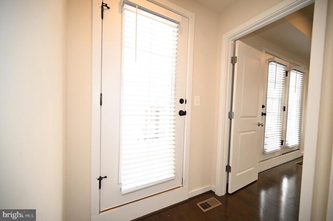 Building Photo - 2413 Glenallan Ave