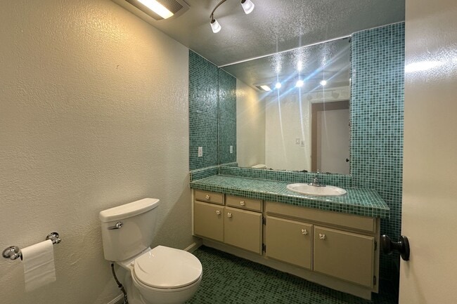 Building Photo - An Enchanted View Townhome