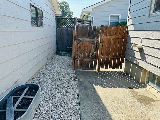 Building Photo - 4+ bedroom, 2 bath with Hot Tub, Fenced Yard and Garage