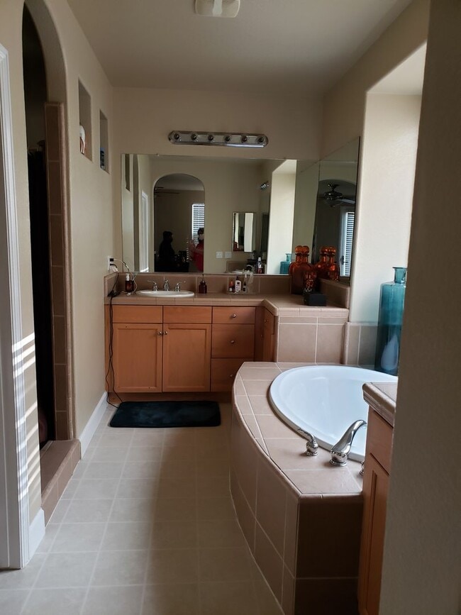 Building Photo - North Natomas Executive Home-Large One Sto...