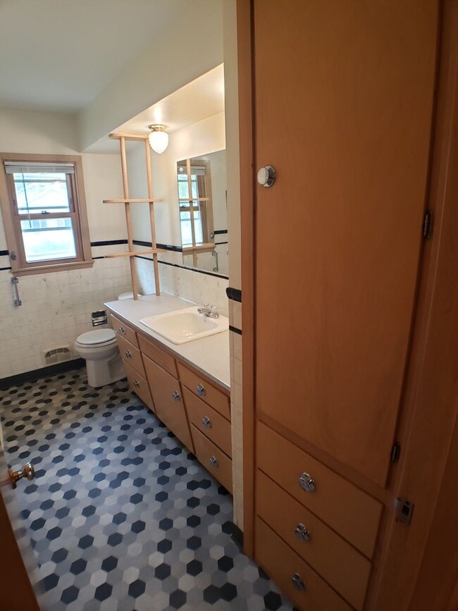 Building Photo - 3+ Bedroom 2 Bath Single Family House in O...