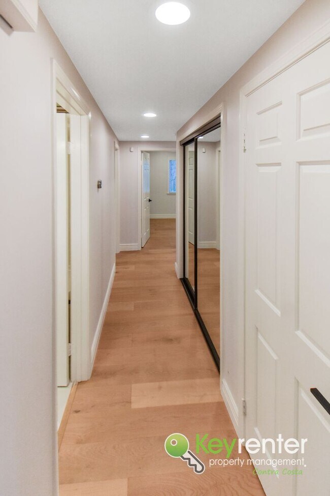 Building Photo - Beautiful 4 Bed / 3 Bath Bollinger Hills Home with Gorgeous Remodeled Kitchen!