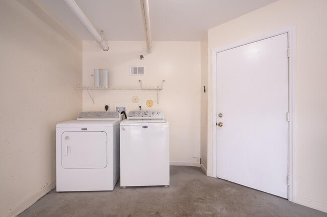 Building Photo - 1300 Crestwood Ct S