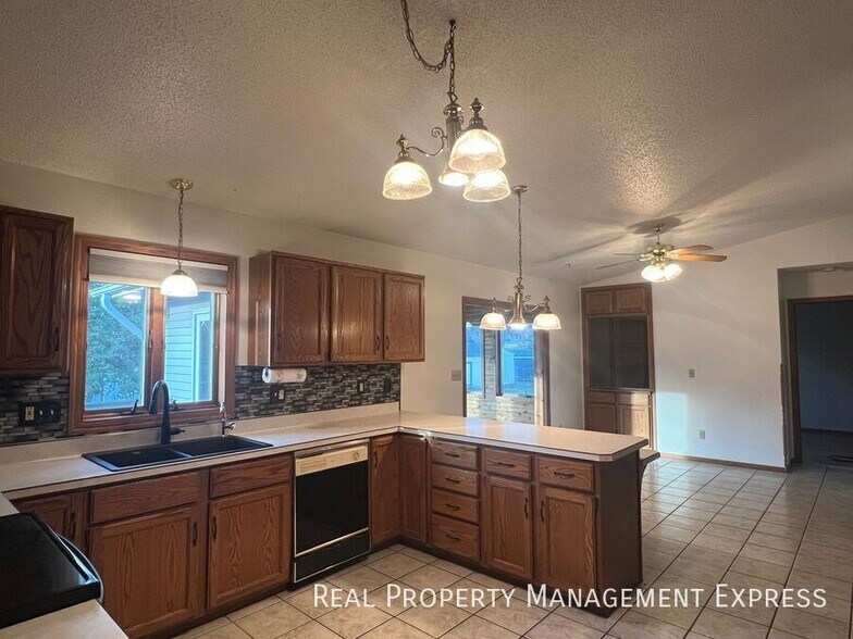 Building Photo - Stunning 4 Bedroom 2.5 Bath Home in South East Sioux Falls