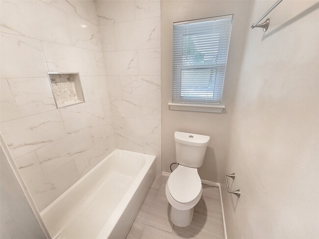 Building Photo - 3407 Saratoga Dr