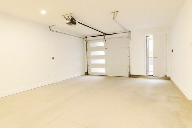 Building Photo - Your Bend Retreat: Spacious End Unit Townhouse with Pilot Butte Views