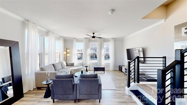 Building Photo - 3606 S Tryon St