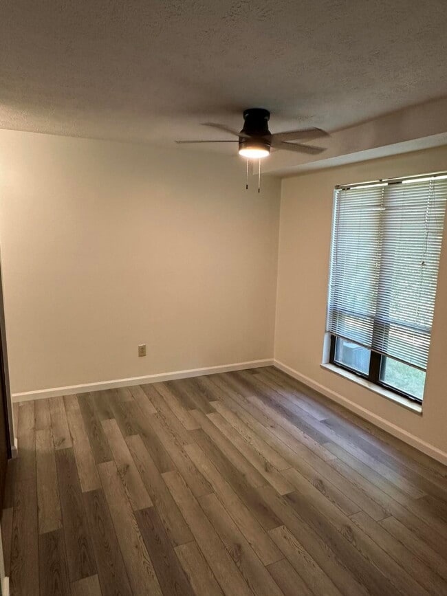 Building Photo - 451 Westwood Dr