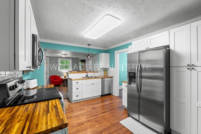 Building Photo - 1930'S AMAZING CRAFTSMAN HOME...3 BEDROOM/...