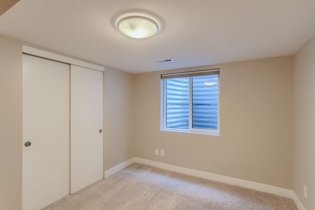 Building Photo - Modern 4-Bedroom Home with Designer Finish...