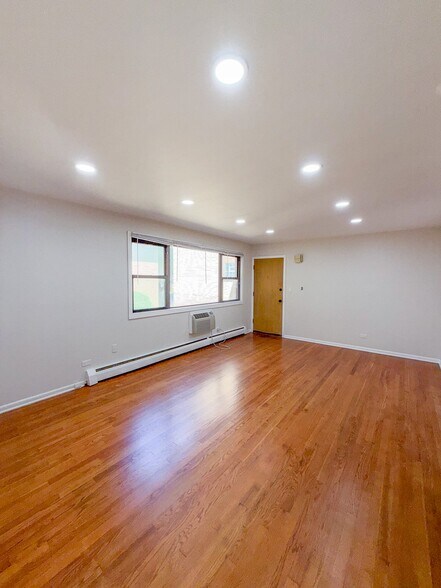 Building Photo - 9012 Lamon Ave