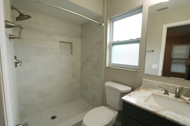 Building Photo - LOOK. Available now! 3bed,2bath, 2car Pine...
