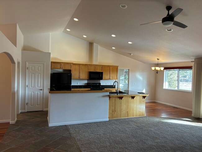 Building Photo - Redmond Home with Amazing Deck Views