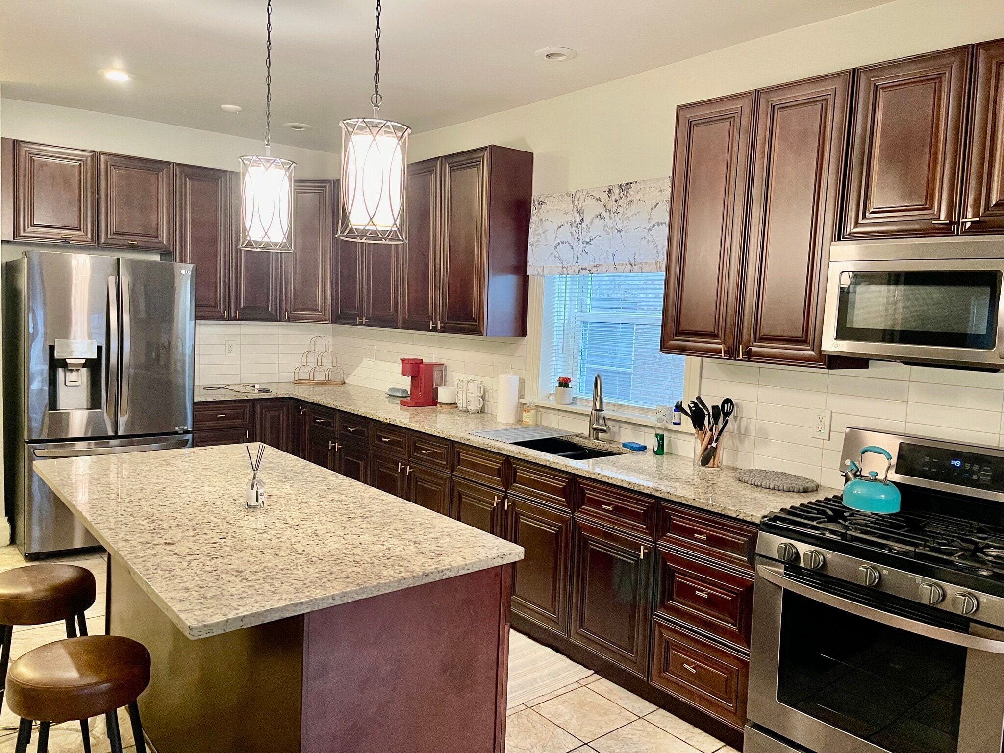 Kitchen Island - 224 N Austin Blvd