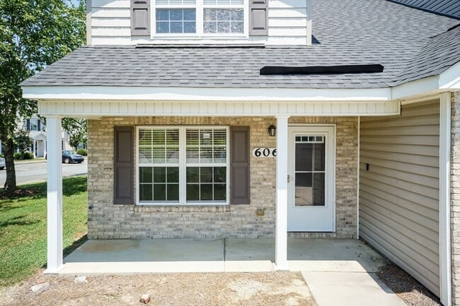 Building Photo - Four Bedroom Home!