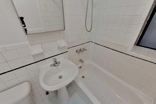 Building Photo - 724 Tenth Avenue