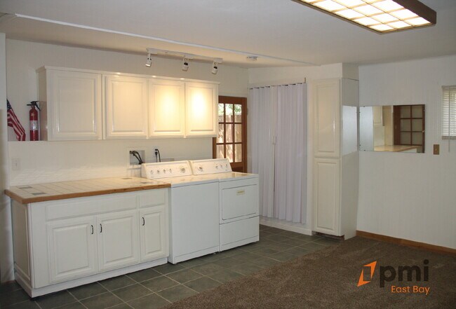 Building Photo - Cute House with Spacious Private Backyard