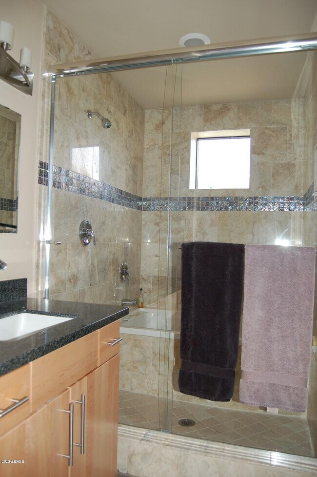 Building Photo - 572 W 5th St