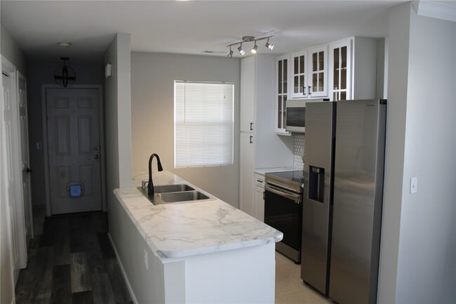 Building Photo - 712 Woodside Creek Dr