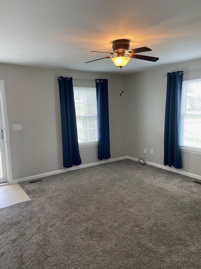 Building Photo - Charming 3 bedroom, 2 bath home in the heart of Dickson!!