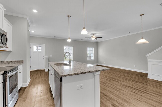 Building Photo - End Unit Townhome in Port Wentworth