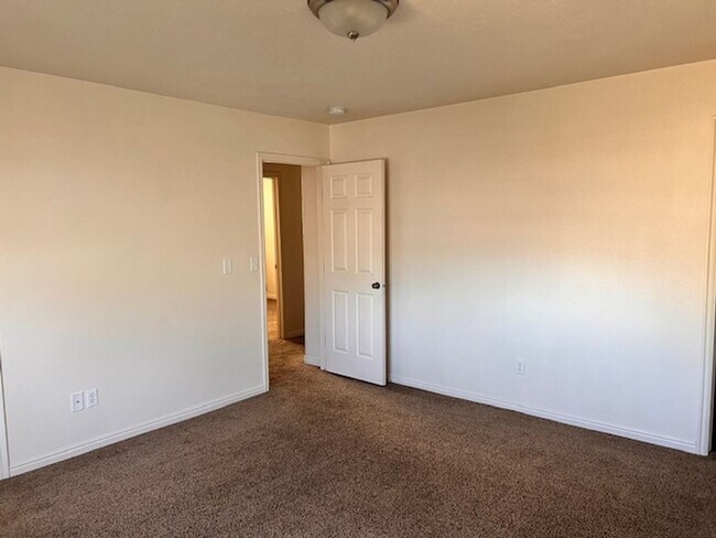 Building Photo - 3 Bed 2 bathroom house