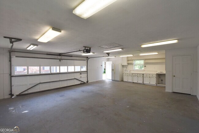 Building Photo - 98 Woodvalley Dr